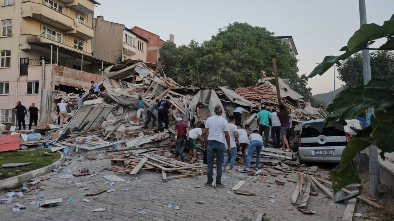 Deprem bölgesinde hasar tespiti: 831 bağımsız bölüm ağır hasarlı veya yıkık