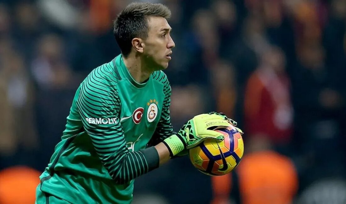Flaş Gelişme: Galatasaray Kaleci Arayışlarını Hızlandırdı H2: Fernando Muslera’nın Ayrılığı