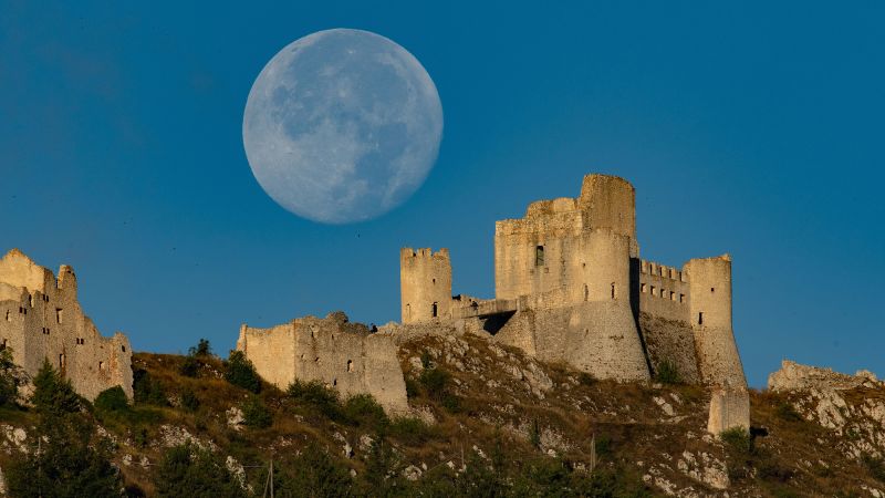 Ağustos’un Sturgeon Moon’u Gökyüzünde Bu hafta gökyüzü, astronomi meraklıları için