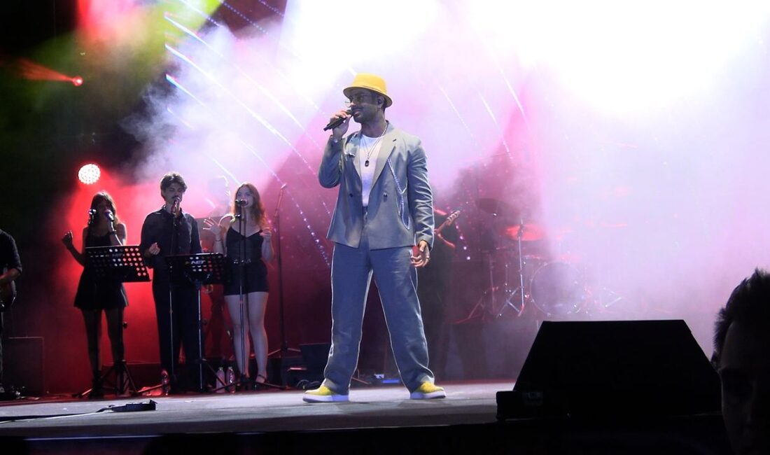 Kahramanmaraş’ta Gökhan Türkmen Konseri: Zafer Bayramı’nın Coşkusu Müzik ve Gurur