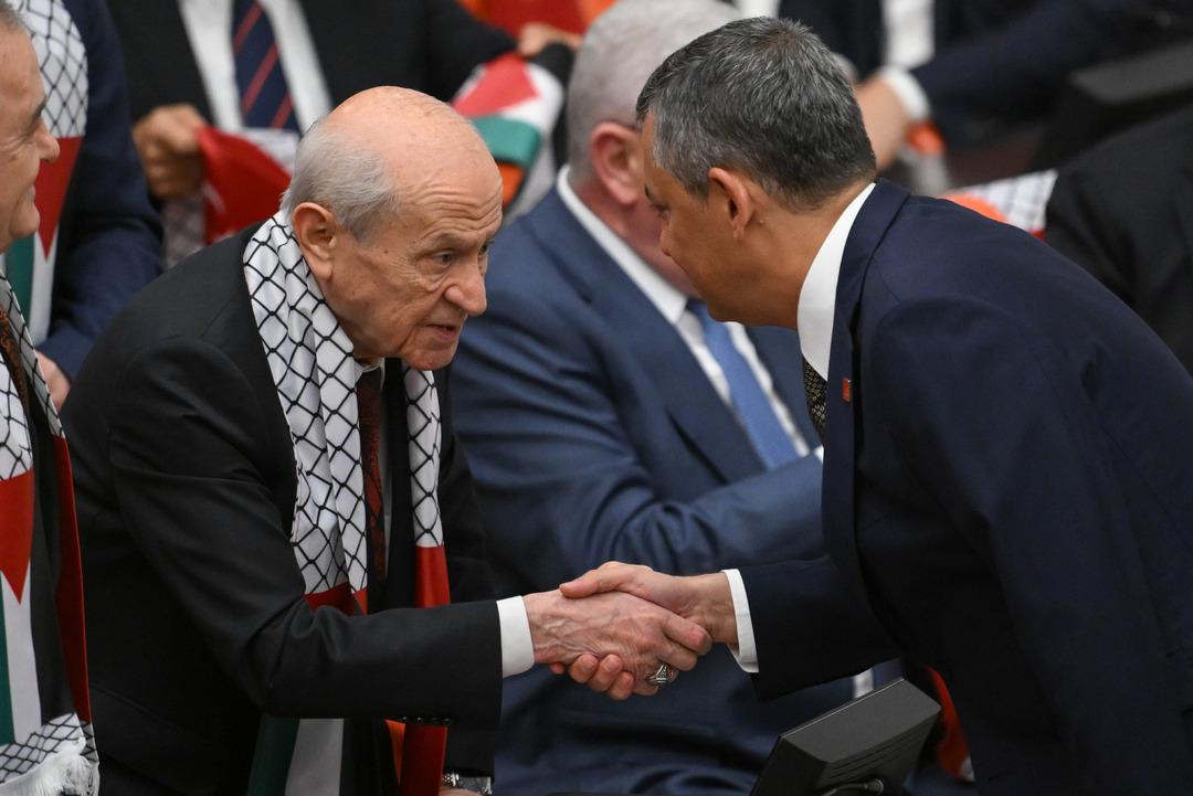 Özgür Özel ve Devlet Bahçeli Tokalaştı