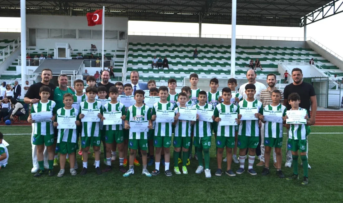 İznikspor 2025 Yaz Futbol Okulu Sertifika Töreni Gerçekleşti Genç Sporculara