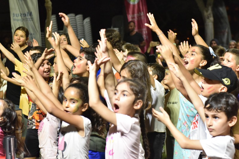 Sahne Kepez ile Demirel Mahallesi Renkleniyor: Eğlencenin Kalbi Burada Atıyor!