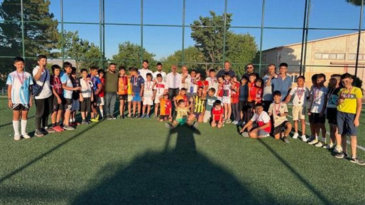 Kuran Kursu Ogrencileri Futbol Macinda Sampiyonluk Icin Mucadele Etti