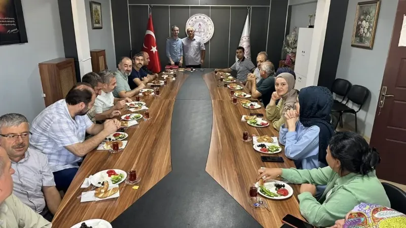 Suluova İlçe Milli Eğitim Müdürlüğü Ahmet Polat’ı Uğurladı Anlamlı Bir