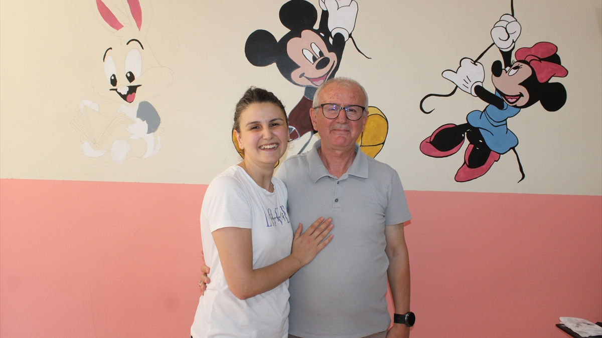 Tatil Coskusuyla Okul Duvarlarini Renklendiren Ogretmen Kiz Projesi