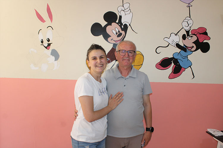 # Renkli Koridorlar: Anaokulunda Yeni Bir Eğitim Dönemi ## Baba-Kız