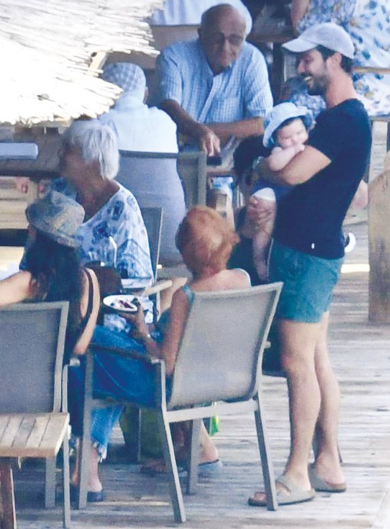 Pınar Deniz ile Kaan Yıldırım'ın Fikret Hakan'la deniz keyfi