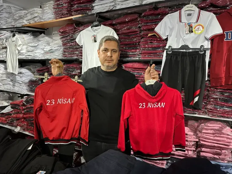 Veli ve öğrenciler okul kıyafeti için alışverişte