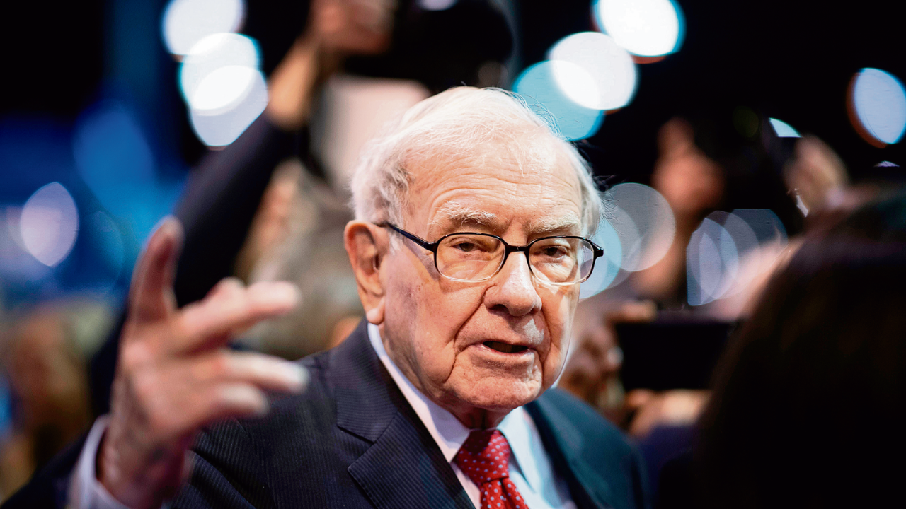 Warren Buffett Yatirim Stratejisini Degistiriyor Applei Satti UnitedHealthi Aldi