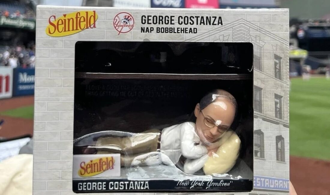 Yankees-Seinfeld Gecesi: George Costanza Bobblehead’leri Stadyumu Doldurdu Yankees ve Red