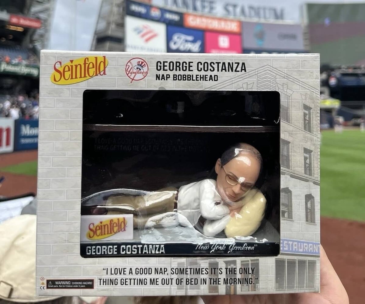Yankees Taraftarlari Saatlerce Bekleyerek Napping George Costanza Bobblehead Aliyor