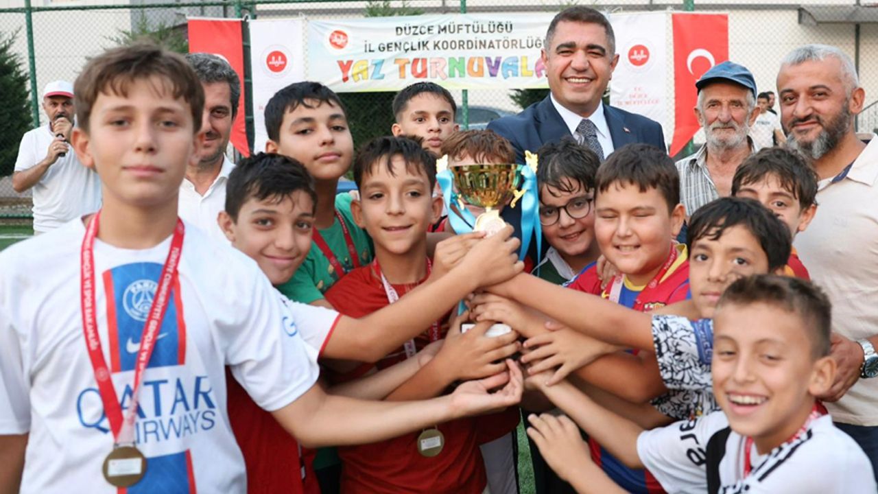 Yaz Kuran Kurslari Sampiyonu Vali Aslandan Kupa Ile Elden Ele