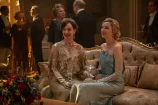 Laura Carmichael, sağda, ve Elizabeth McGovern