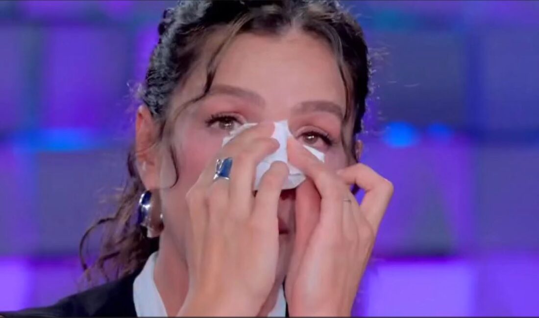 Özge Özpirinçci, "Verissimo"da Duygusal Anlar Yaşadı "Sakıncalı" Dizisiyle Geri Dönüyor