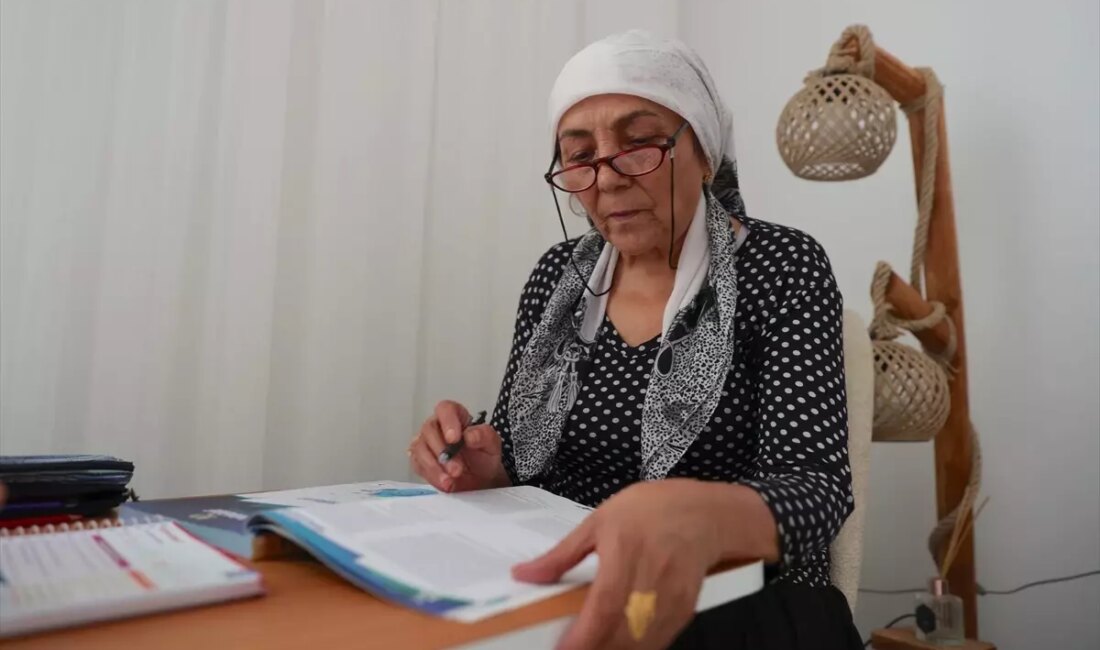 Hakkari’de 60 Yaşındaki Kadın, Hayalini Gerçekleştirerek Lise Diplomasını Aldı ve