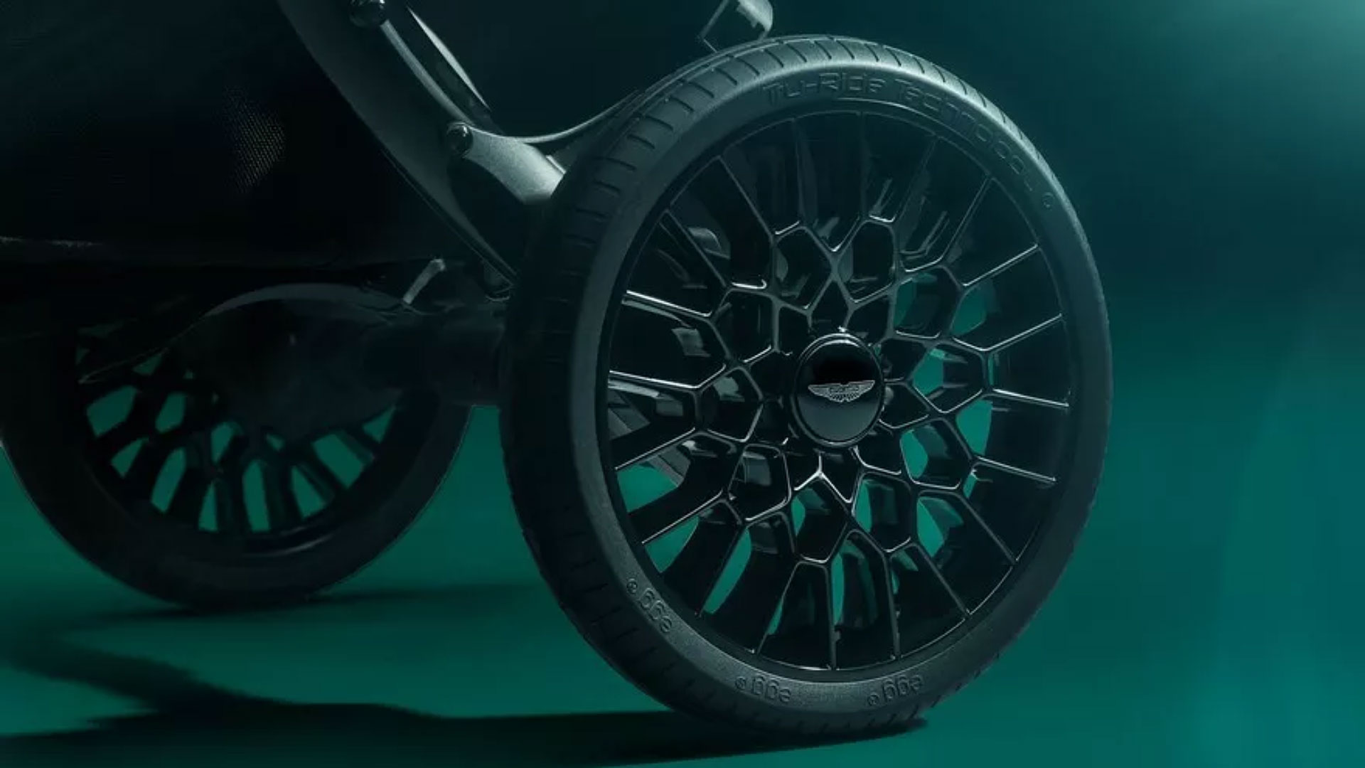 Aston Martin ve Egg İş Birliği ile 3.000 Dolarlık Bebek