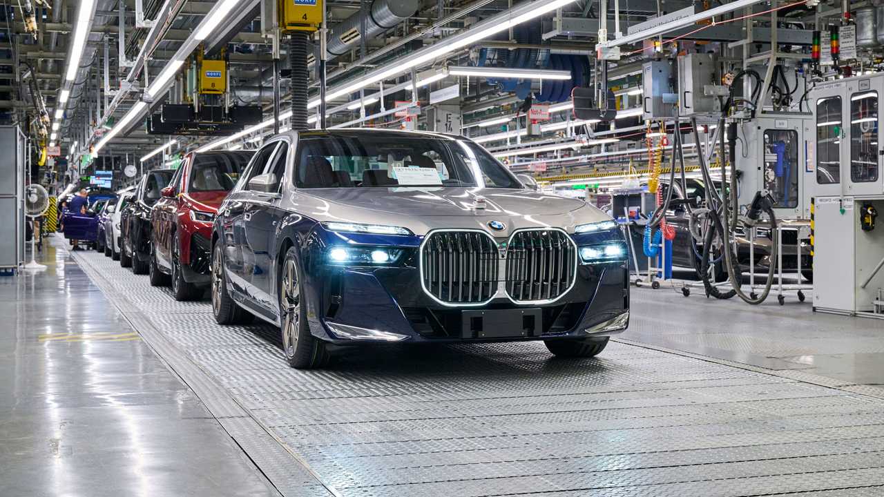 BMW Yuz Binlerce Araci Geri Cagiriyor Yatirimcilar Dikkat