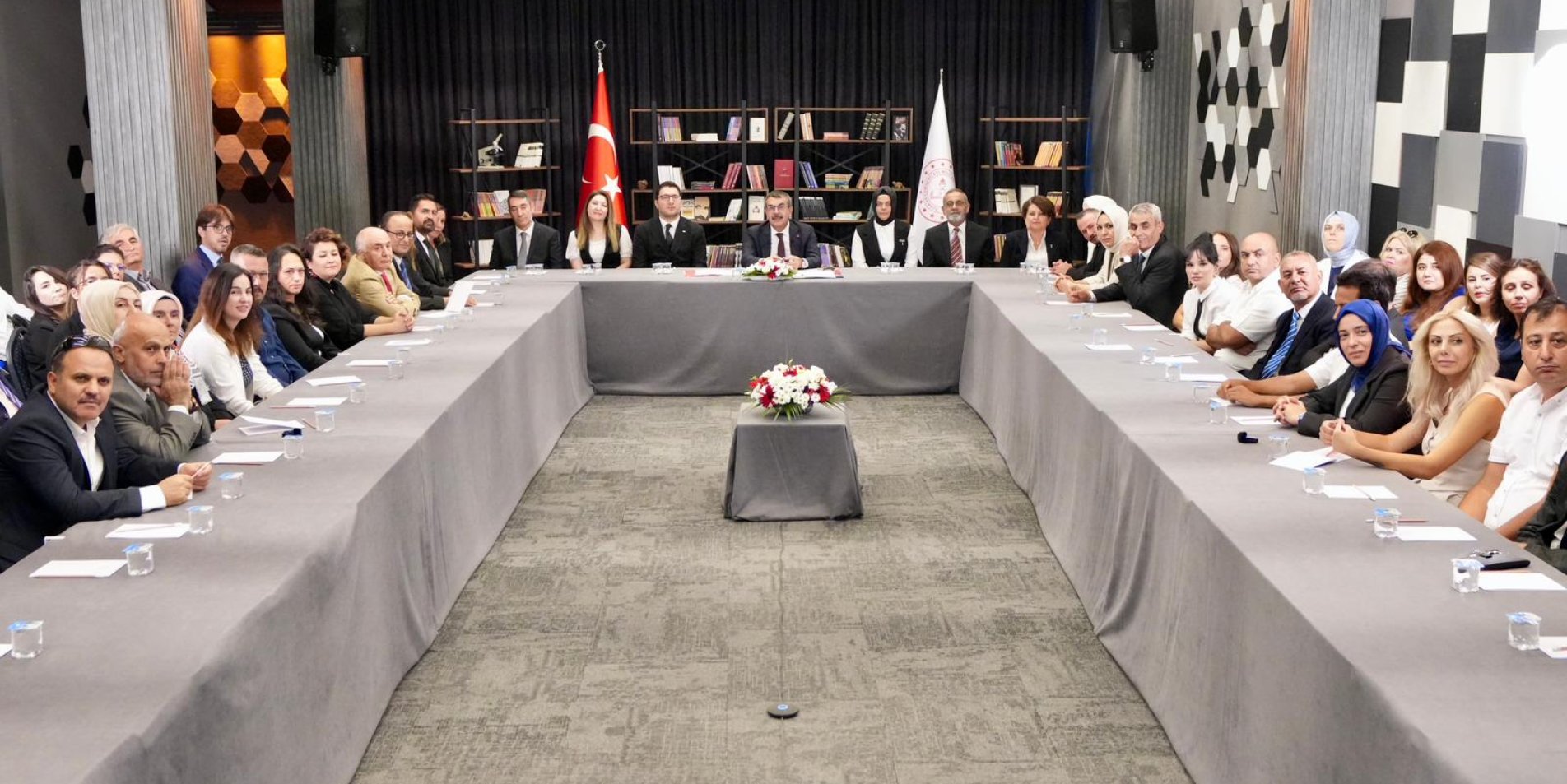 BAKAN TEKİN, EYLÜL AYI MESLEKİ ÇALIŞMA PROGRAMI CANLI YAYININDA ÖĞRETMENLERE HİTAP ETTİ