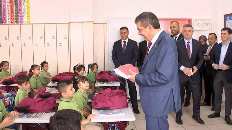 Milli Eğitim Bakanı Tekin, Öğrencilerin Davetine Yanıt Verdi Güngören’de Öğrencilerle