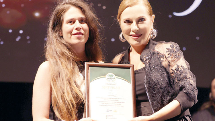 Zuhal Olcay, Çeşme Festivali’nde Geri Dönüş Yaptı! Çeşme Cumhuriyet Meydanı’nda