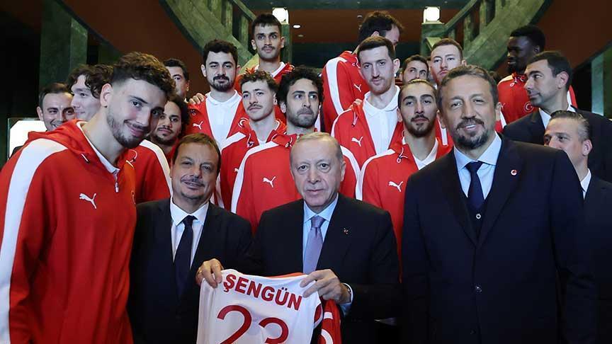 Türkiye A Milli Basketbol Takımı, EuroBasket 2025’te Gümüş Madalya Kazandı