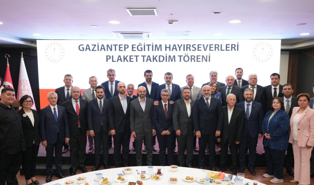 Bakan Tekin, Gaziantep’te Eğitim Hayırseverlerini Ödüllendirdi Gaziantep Eğitim Hayırseverleri Plaket