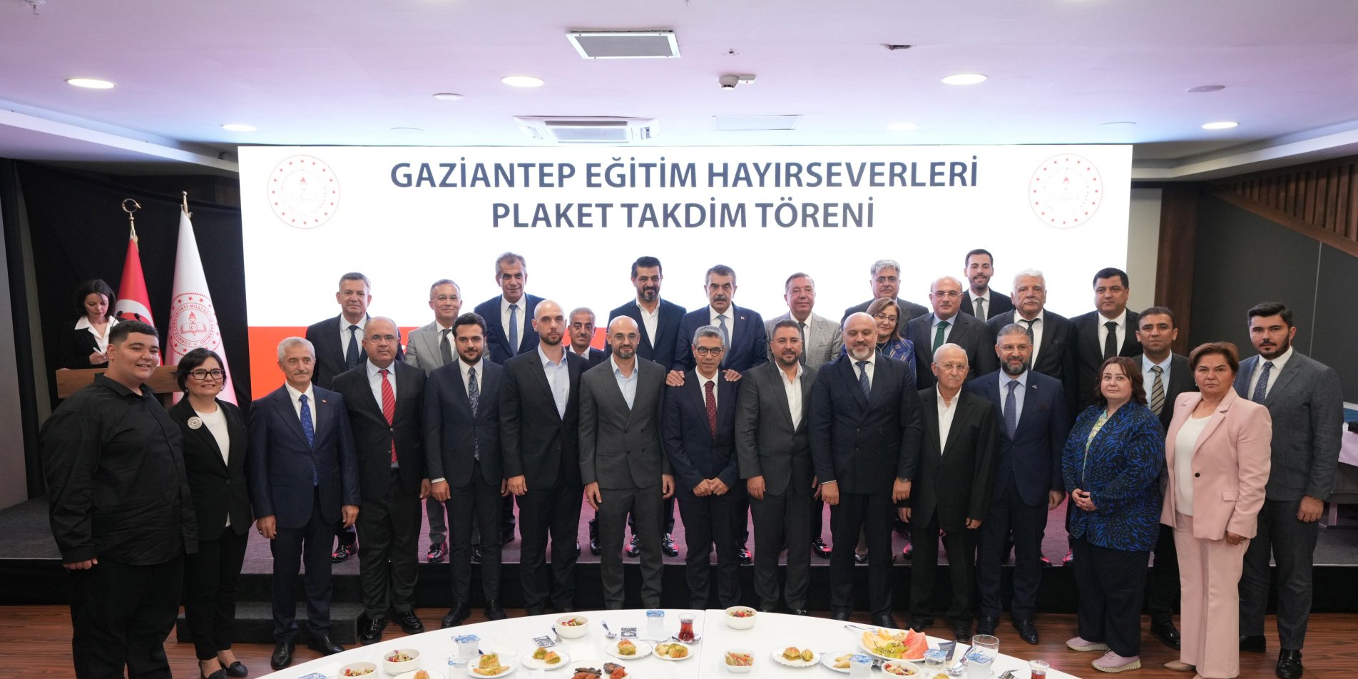 Egitimde Fark Yaratan Hayirseverler Bakan Tekinden Odul Aldi