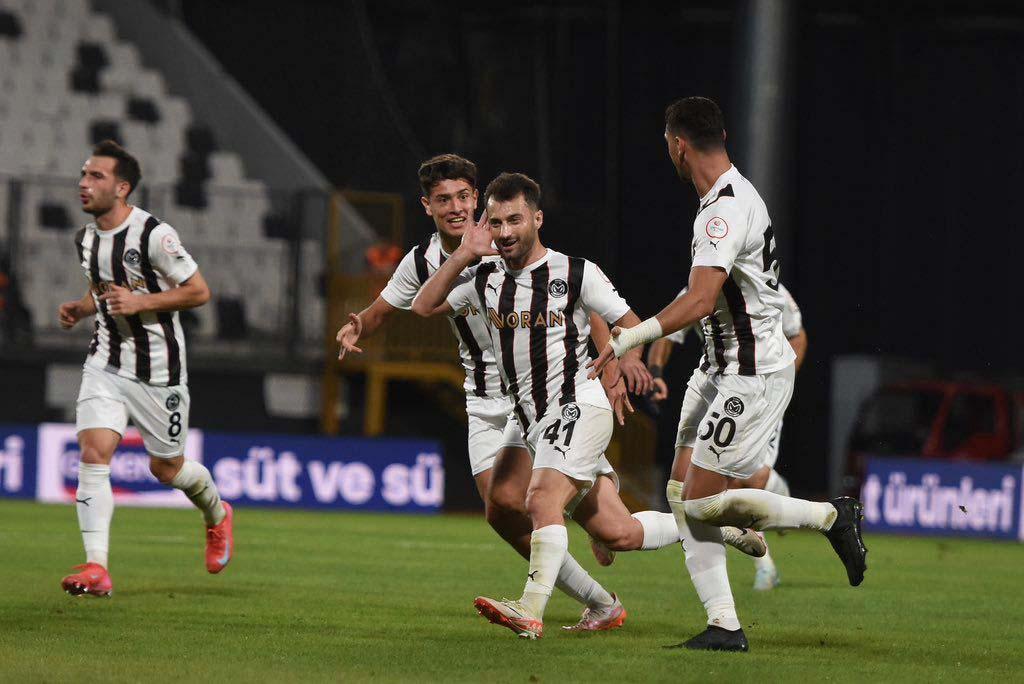 Mac Sonucu Manisa Futbol Kulubu 3 4 Esenler Erokspor Gol Yagmuru