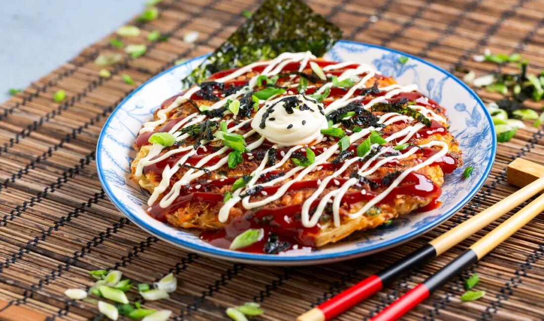 Okonomiyaki: Japon Mutfağının Efsanevi Lezzeti Japonya’nın Osaka ve Hiroşima bölgelerinden