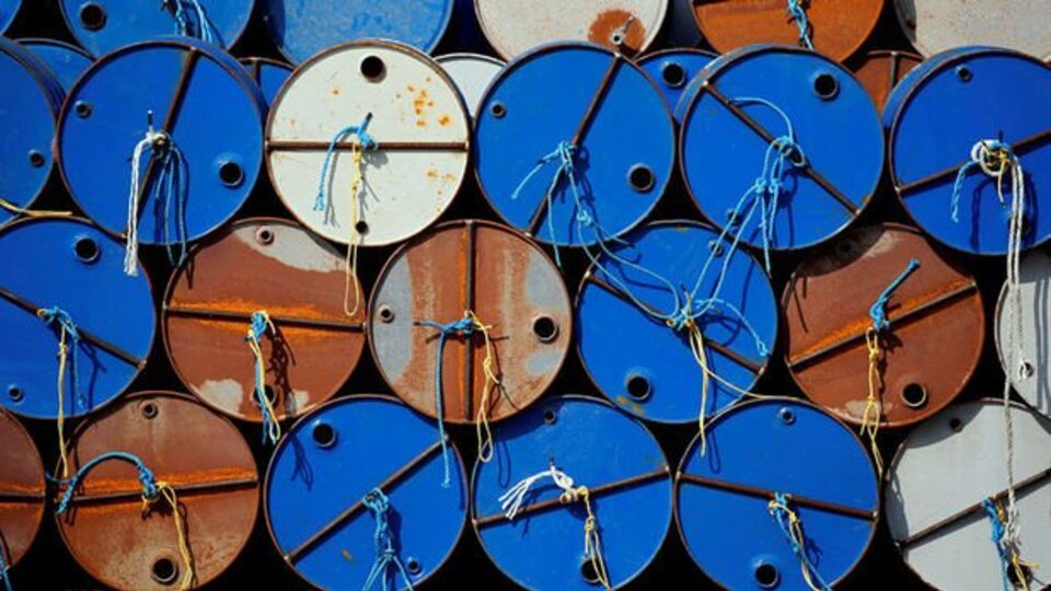 Petrol Fiyatları: Küresel Arz Fazlasının Etkileri Petrol Fiyatlarında Düşüş Seyri