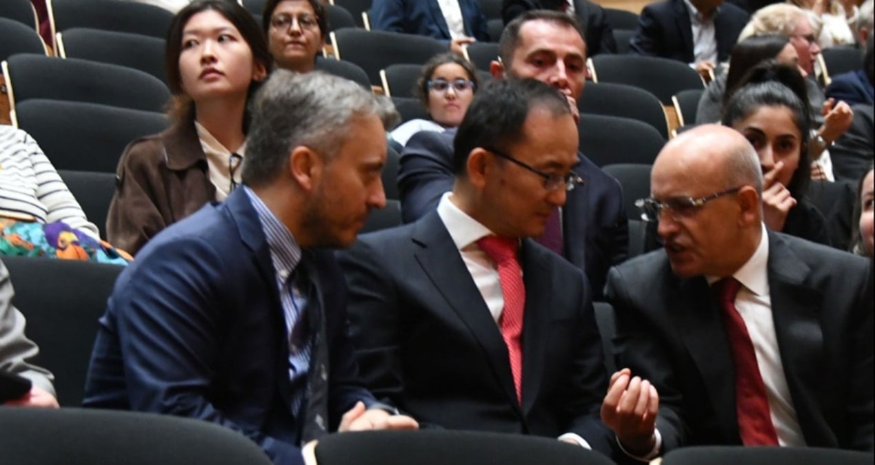 Simsek Isliklar ve Alkislarla Protesto Edildi