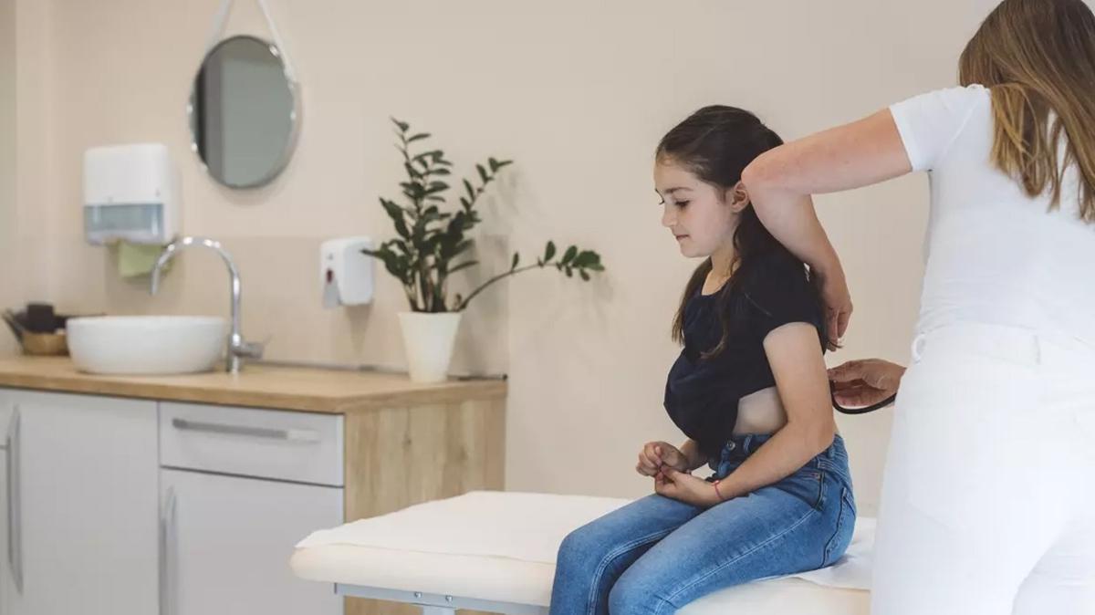 Skolyozda Erken Teshis Hayati Onem Tasiyor Ameliyatsiz Cozum Bugun Mumkun
