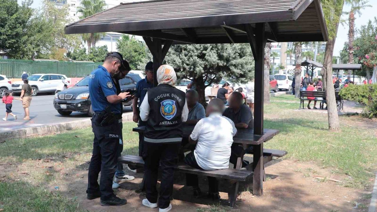 Okul Çevresinde Yoğun Denetim: 542 Kişi Sorgulandı Güvenlik Güçleri Okul