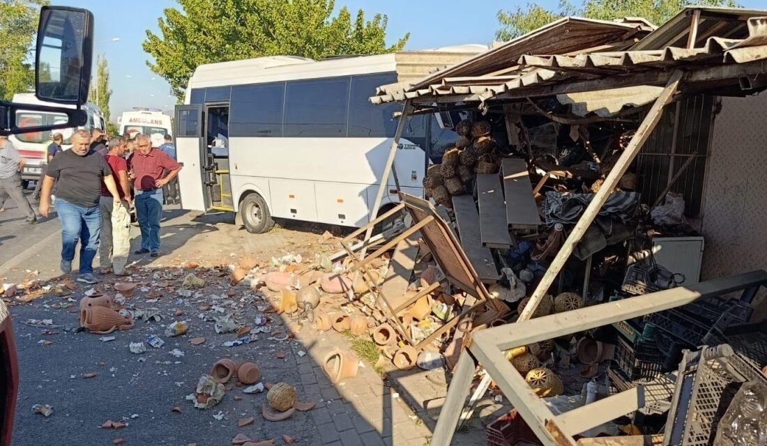 Okul Servisi Kaza Yaptı: 23 Öğrenci Korku Dolu Anlar Yaşadı