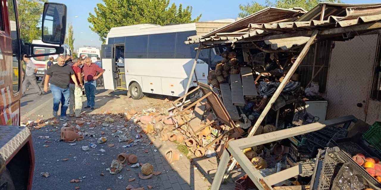 Tatil Korkusu: Sınavlar, Devamsızlık ve Veli Toplantıları Gerilimi Okul Servisi Kaza Yaptı: Öğrenciler Korku Dolu Anlar Yaşadı