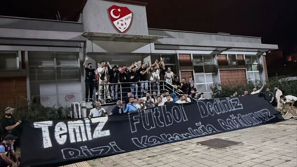 Trabzonspor Taraftarlarindan TFFye Protesto Temiz Futbol Karanlik Sonuc