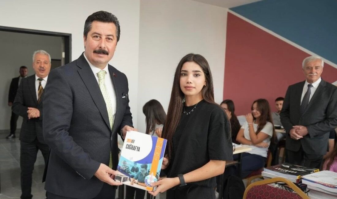Yenişehir’de Üniversiteye Hazırlık Desteği: 130 Öğrenciye Kitap Dağıtıldı Yenişehir Belediyesi