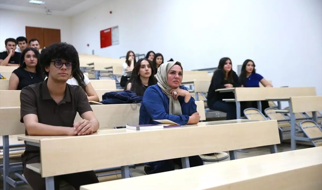 Diyarbakırlı Ayten Şakır: 44 Yaşında üniversite Hayalini Gerçekleştirdi Azim ve