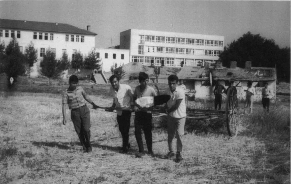 Tarihi Okulun Geleceği Tehlikede: Veli Toplantısında Neler Olacak? Öğrenciler Tarım Öğrenirken