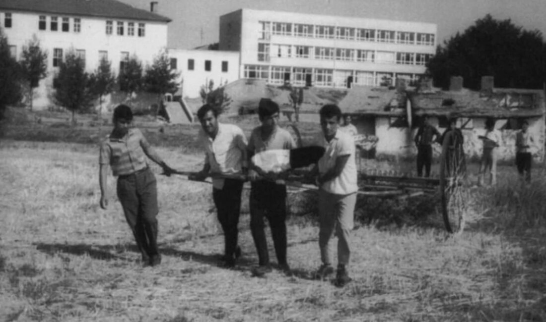 Tarihi Okulun Geleceği Tehlikede: Veli Toplantısında Neler Olacak? Aydınlanmanın Simgesi: Köy Enstitüleri Türkiye’nin Eğitim Vizyonu Köy Enstitüleri, Türkiye’nin