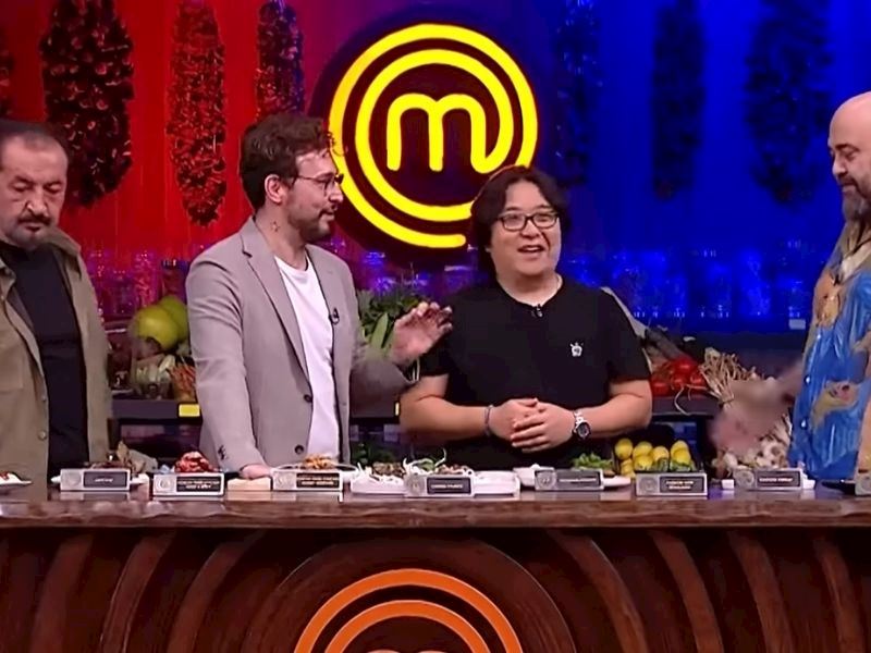 27 Ekim Masterchef’te Şok: Hangi Takım Dokunulmazlığı Kazandı? Masterchef Türkiye’de Kaptanlık Oyunu ve Dokunulmazlık Mücadelesi Onur, Kaptanlık Tahtına