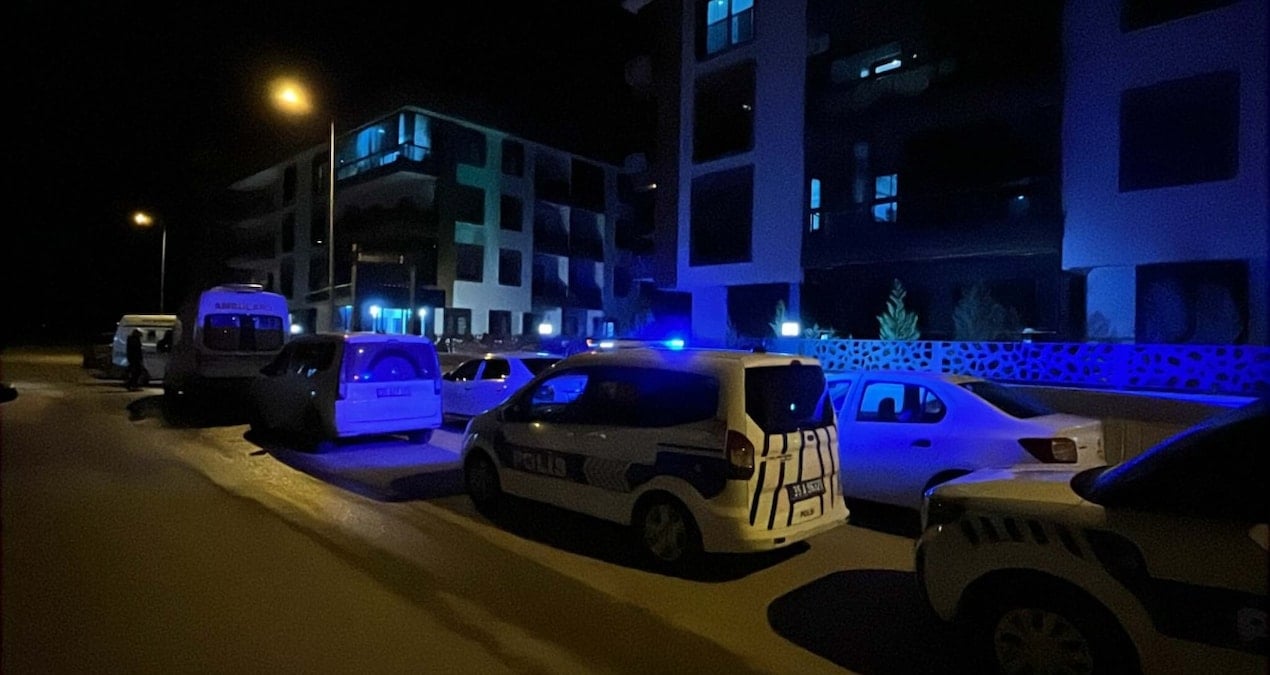 Aile Faciası: Anne, Baba Ve Oğul Dairede Ölü Bulundu Aile Faciasi Anne Baba Ve Ogul Dairede Olu Bulundu