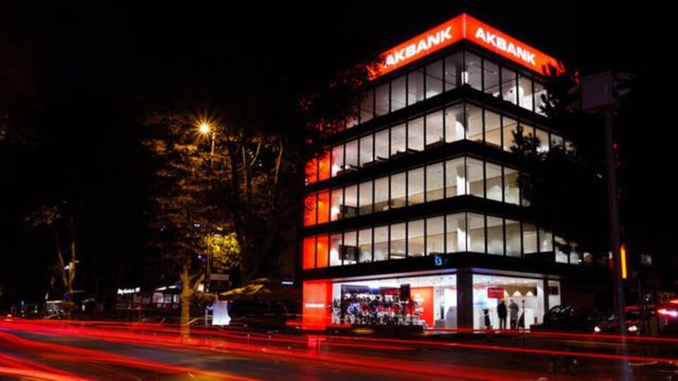 Faiz, Enflasyon ve Bankacılık: Akbank’ın Üçüncü Çeyrek Performansı Akbank’tan Güçlü