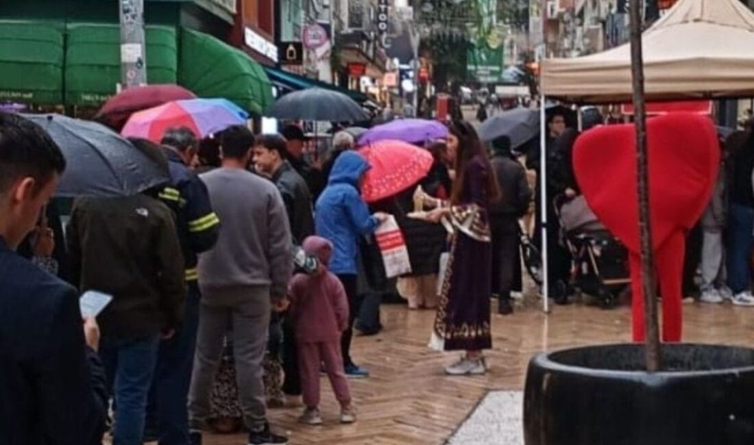 Altın Kapma Makinesiyle Kuyumcu Dükkanında İzdiham Altın ve Gümüş Takılarla