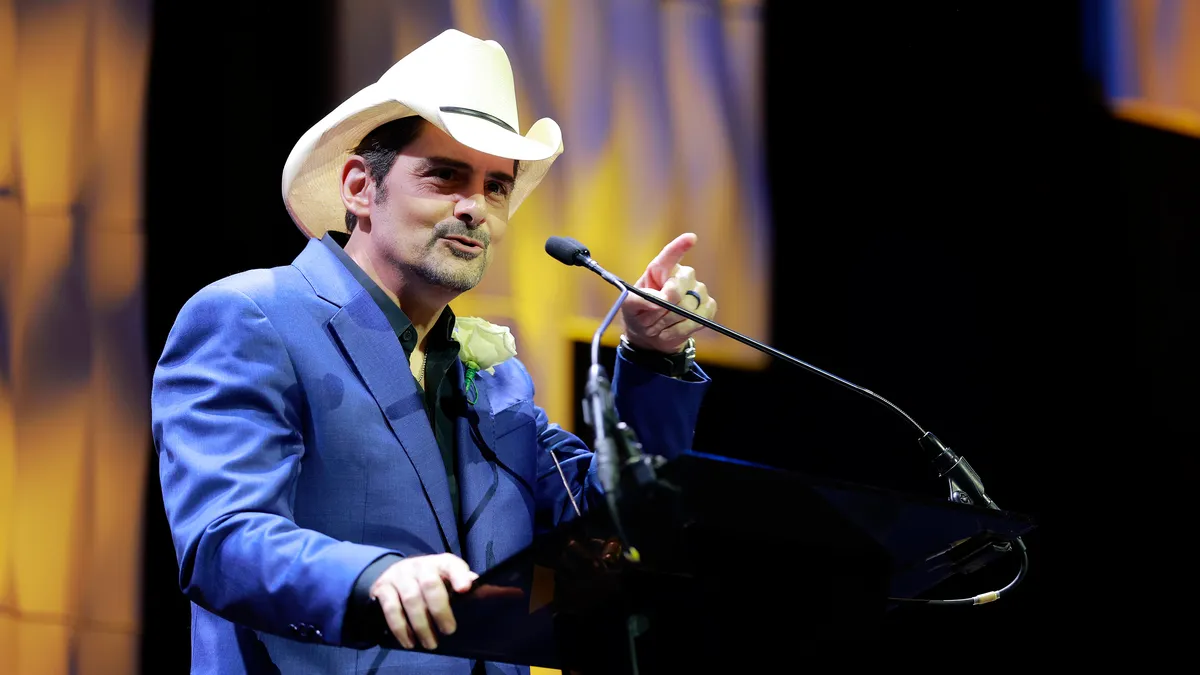 Bugün: Brad Paisley, Game 3 İçin Global Trend Olarak Marşı Söyleyecek Bugun Brad Paisley Game 3 Icin Global Trend Olarak Marsi
