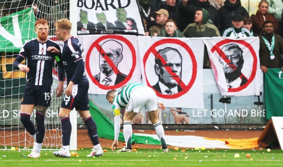 Celtic’in Dundee ile Oynadığı Maçta Protesto: Taraftarlar Saha İçine Top