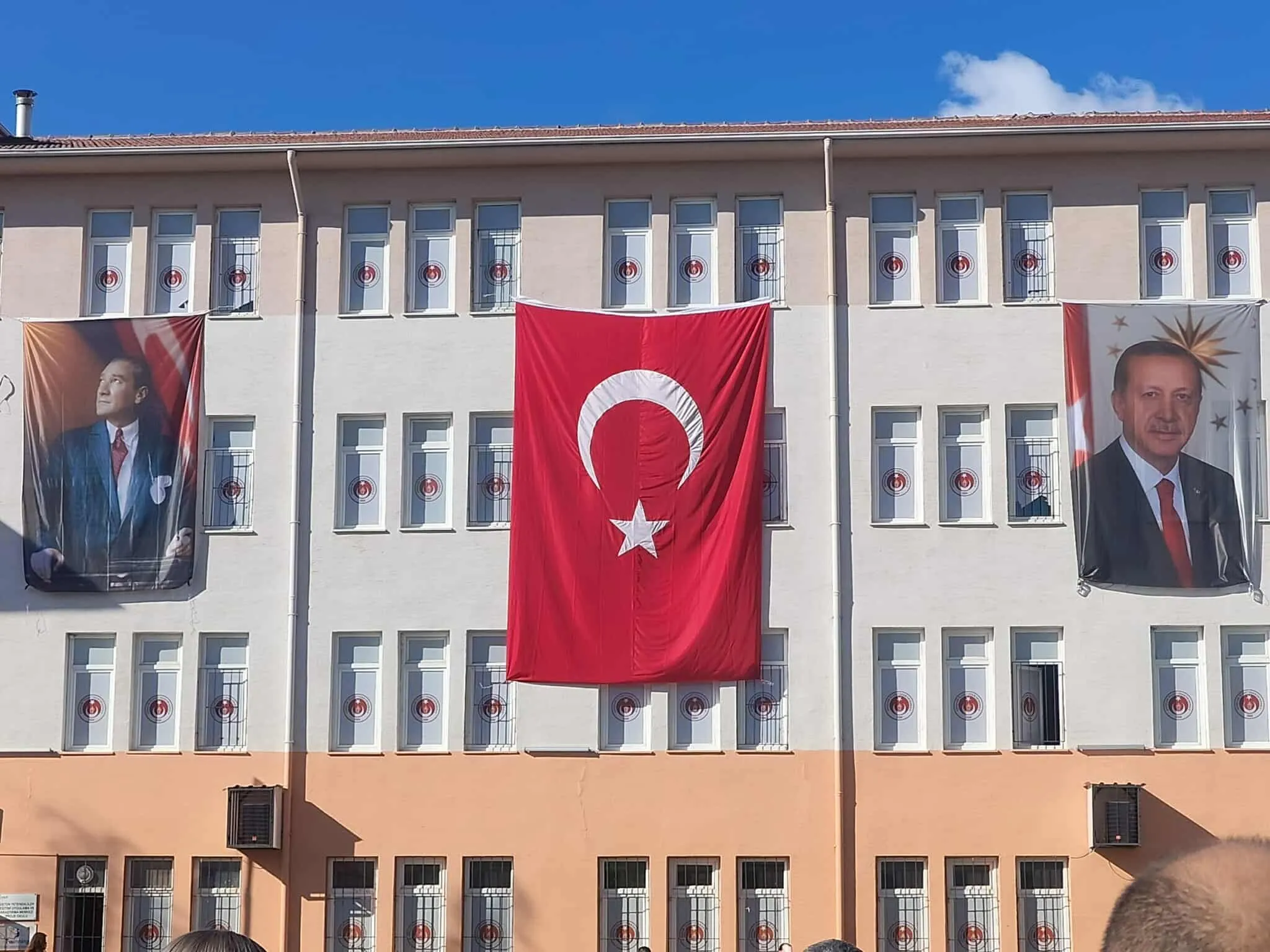 Eğitimde Siyaset Etkisi: Öğretmen Atamaları Ve Sınav Takvimi Müfredatı Erdoğan ve Atatürk Posterleri