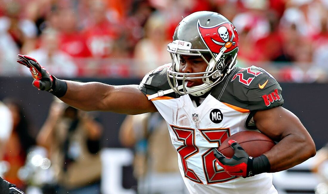 Doug Martin, Eski NFL Yıldızı, Oakland’da Polis Gözetiminde Hayatını Kaybetti