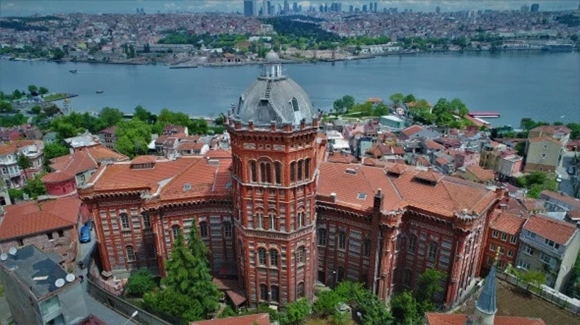 Fatih'in Fermanıyla Kurulan Okulda Tatil Zamanı: Ders Programı Değişiyor! Fener Rum Okulu